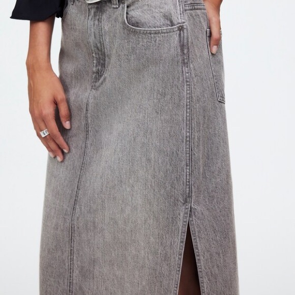 Madewell Denim Side-Slit Midi Skirt in Hallandale Wash
Size 32 - Picture 3 of 8